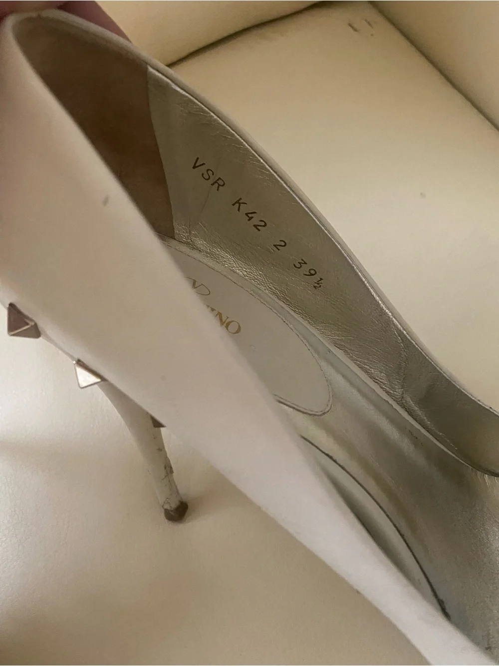 Valentino Garavani Cream White Leather Pointed-Toe Pumps Flaws